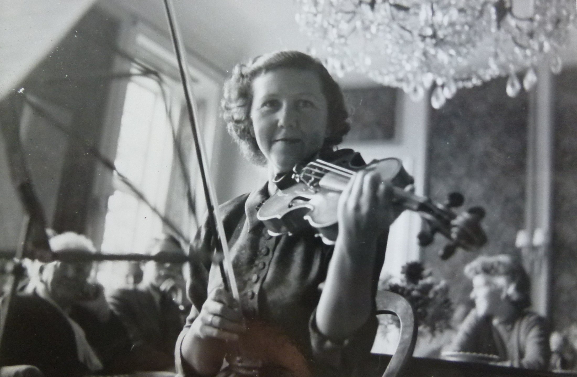 Hindsgavl-Festival-1955-violinpige